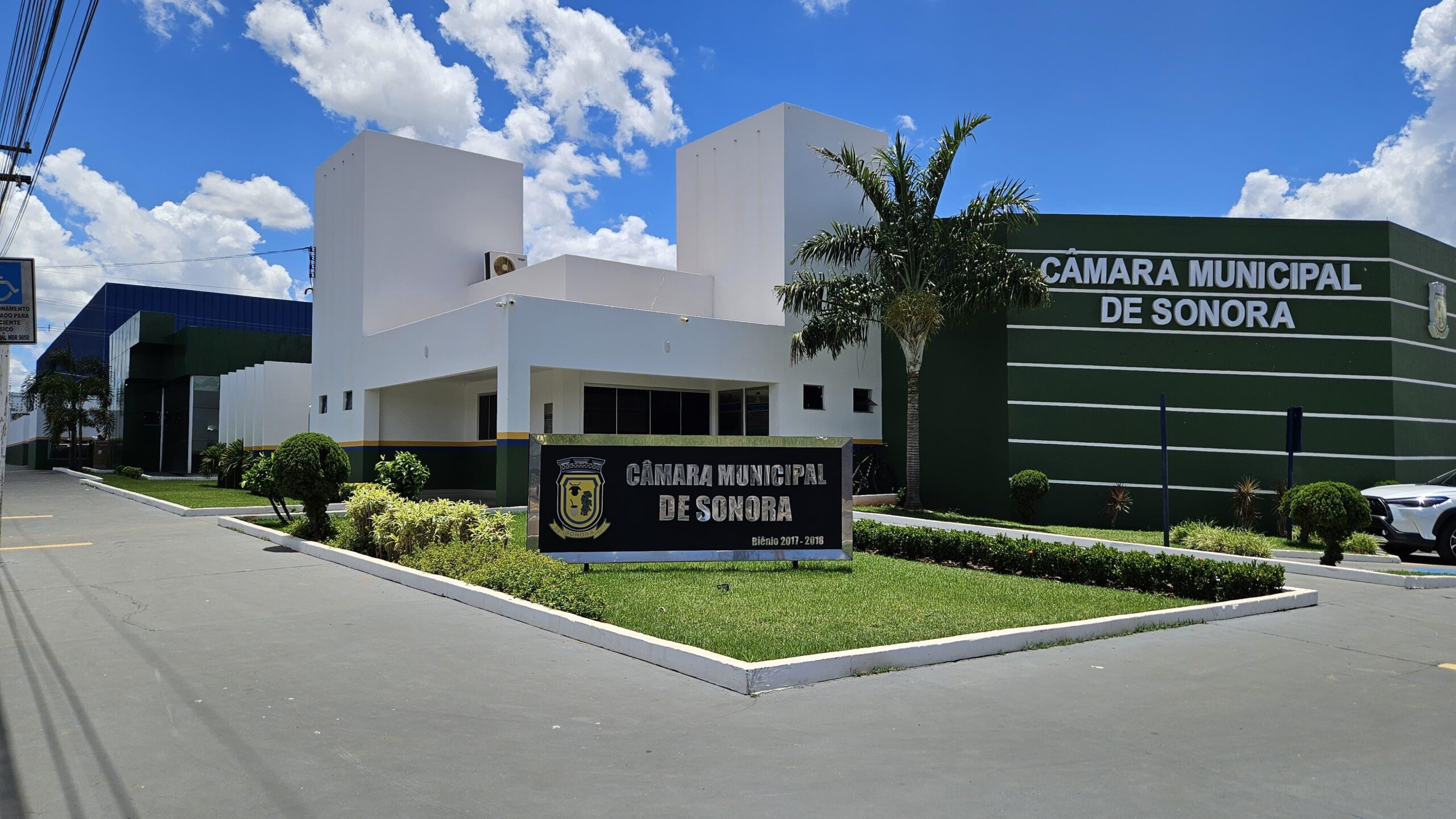 A Câmara Municipal de Sonora, por meio do seu Presidente, Laudir Abreu da Rosa Junior,informa que estará promovendo um Treinamento Prático para Comerciantes e Prestadores deServiços com o objetivo de auxiliar e orientar os interessados em participarem das contrataçõespúblicas do Município de Sonora/MS. O evento contará com a presença do palestrante Jardel Remonatto – OAB/MS 12812, especialistana área, que abordará os principais aspectos legais, operacionais e práticos para que empresaslocais possam se habilitar e participar de licitações e processos de compras. Convidamos todos os comerciantes e prestadores de serviços locais a participarem, reforçandonosso compromisso com a transparência, o desenvolvimento local e o incentivo à participação docomércio sonorense nas oportunidades do setor público.. Mais informações clique no link. Participe e fortaleça o comércio local!
